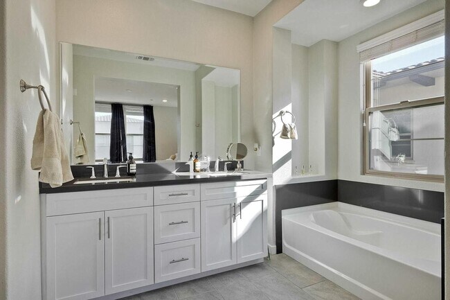 Building Photo - Spacious 4 bedrooms 4.5 bath town home for...