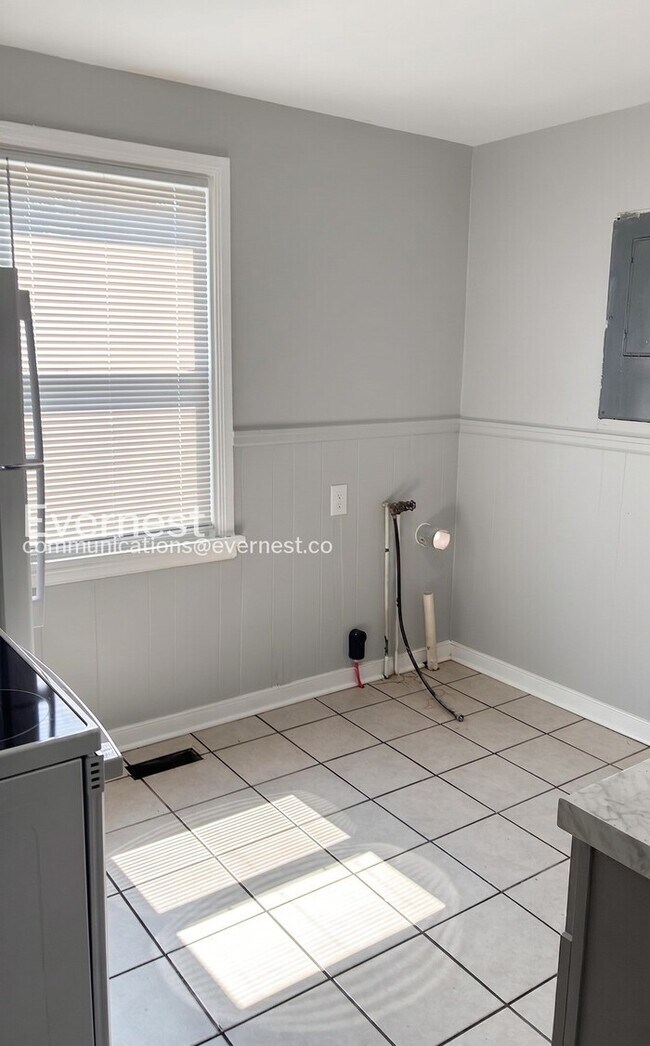 Building Photo - 2 Bed/1 Bath Home with Off-Street Parking / Pet-Friendly / Vouchers Accepted / Available Soon!
