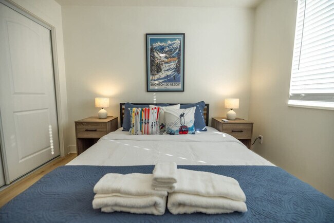 Building Photo - 1157 E Sego Lily Dr