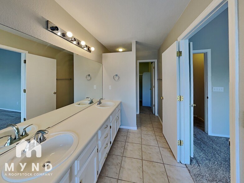 Building Photo - 2421 S Harlan Ct