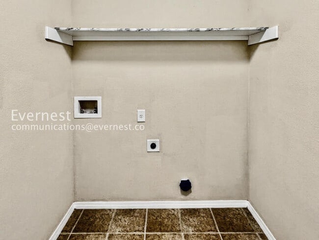 Building Photo - 3 Bed/2 Bath Home with Fenced Yard & Garage / Pet-Friendly / Available Soon!