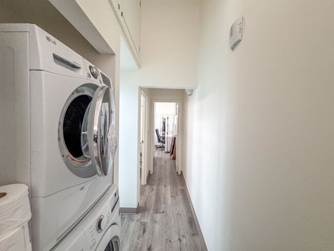 Building Photo - 2 Bed 1 Bath Condo available in Downtown N...