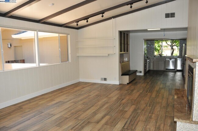 Building Photo - 802 Center Dr