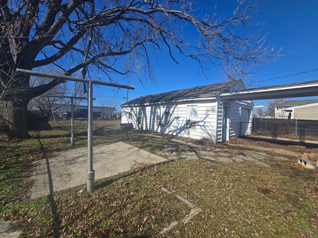 Building Photo - Cute 2 bedroom & 1 bath Home in Shawnee!