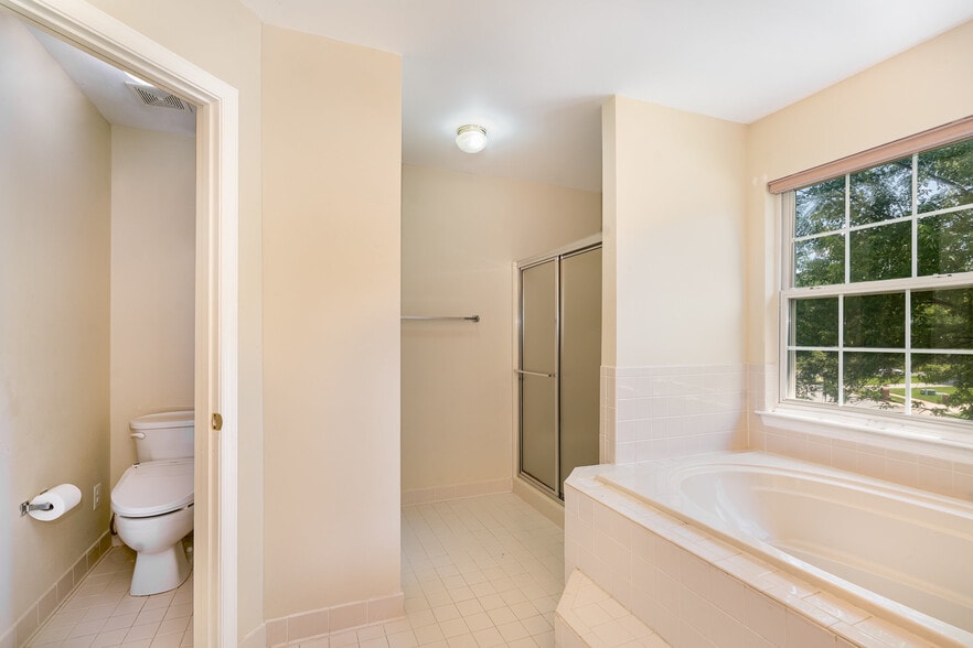 Building Photo - 200 Woodgreen Cir