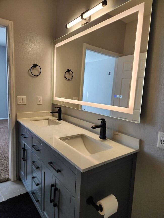 Building Photo - Amazing first floor condo in Littleton!!