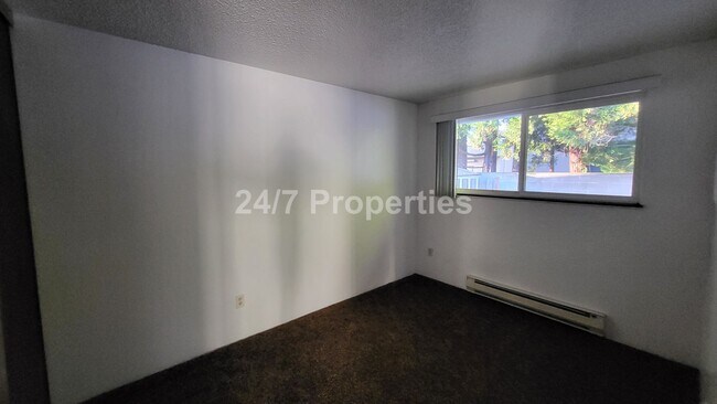 Building Photo - 2025-75MF