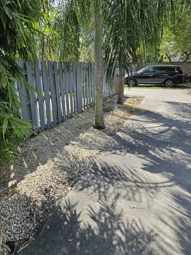 Building Photo - 1033 N Andrews Ave