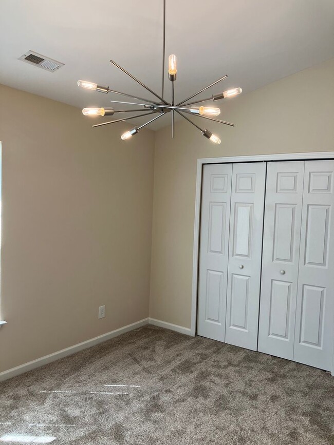 Building Photo - Robyns Glen townhome