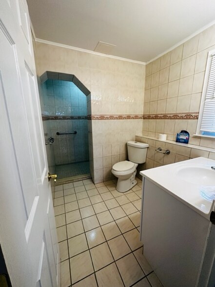 Building Photo - 203 Pineview Ave