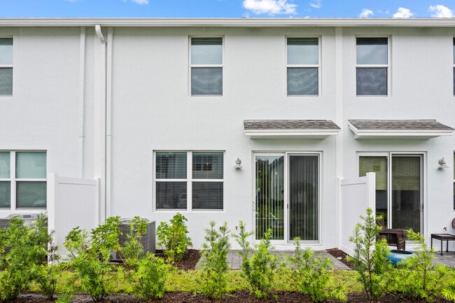 Building Photo - 5731 SE Edgewater Cir