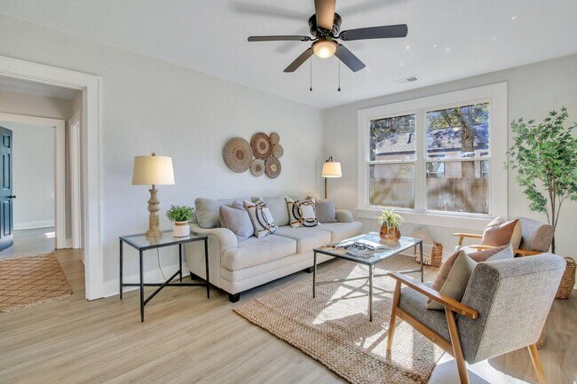 Building Photo - Beautifully renovated 3 bedroom, 2 bathroom home in the heart of North Charleston