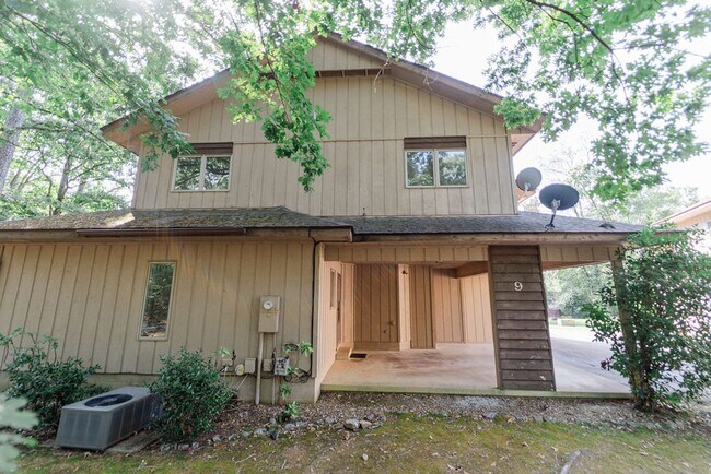 Building Photo - This newly remodeled house is the perfect cozy place to call home. It is 2 bed, 1.5 bath and pet ...