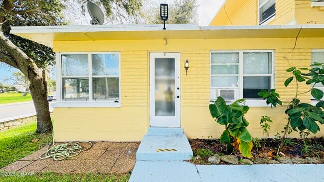 Building Photo - 637 N Oleander Ave