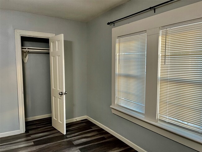 Building Photo - 106 N Eastwood St