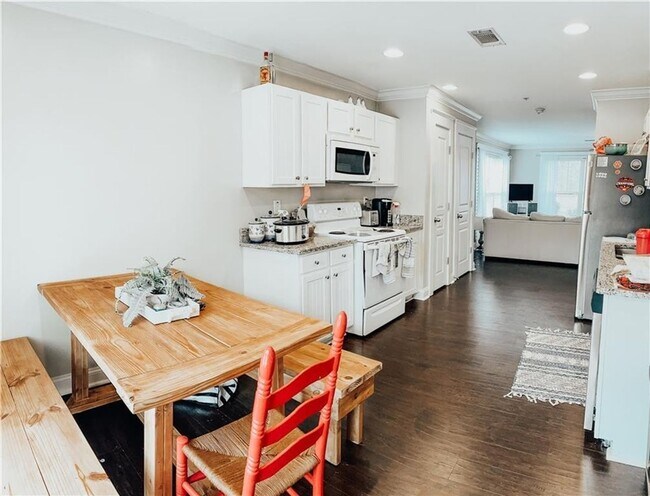 Building Photo - 410