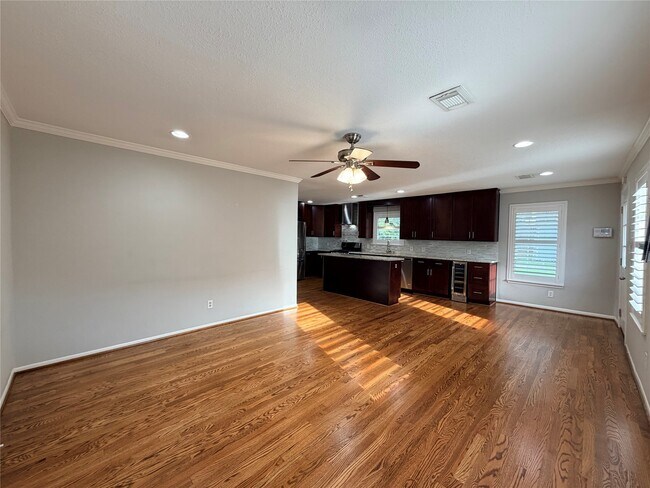 Building Photo - 1631 Chantilly Ln