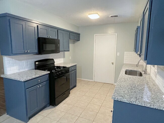 Building Photo - Charming 3bd 2 ba house close to the Unive...