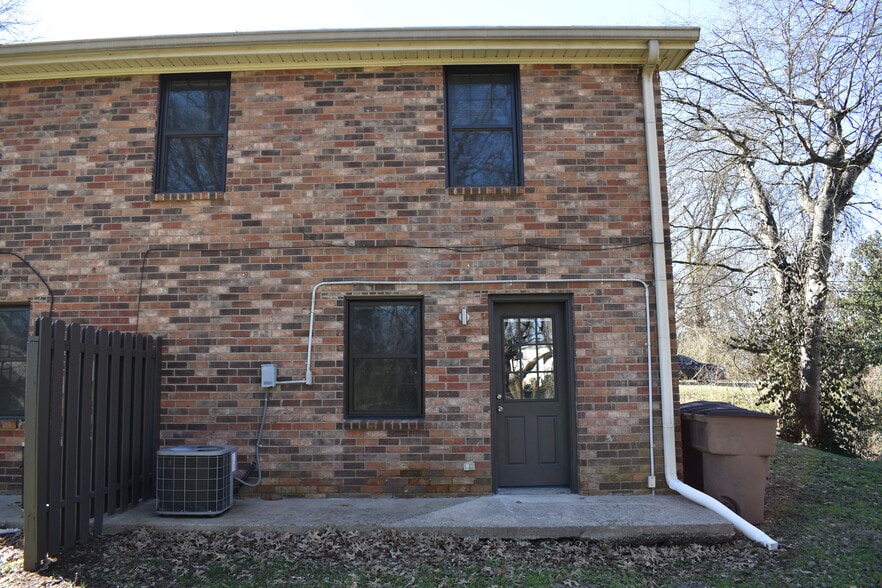 Cute backyard patio - 610 River Rouge Dr