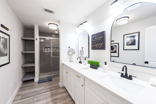 Building Photo - 3502 E Crocus Dr