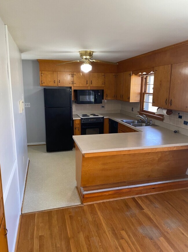 Building Photo - 242 White Pine Dr