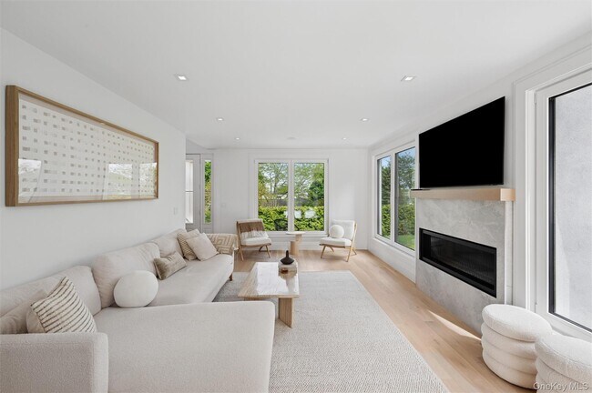 Building Photo - 28 Canoe Place Rd