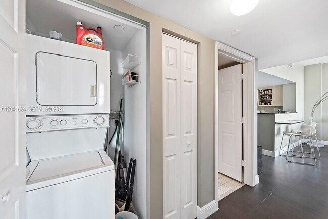 Building Photo - 3000 Coral Wy