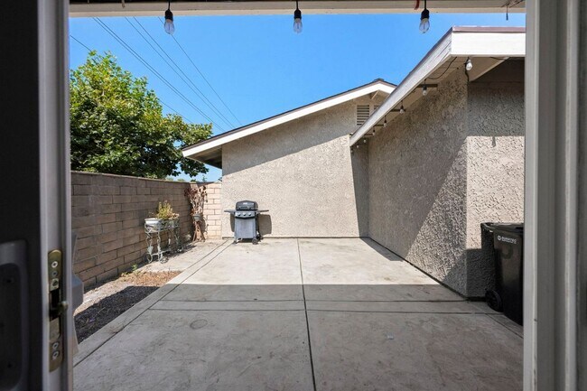 Building Photo - 1605 Carmel Cir E
