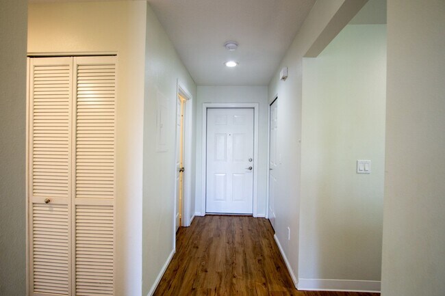 Building Photo - Bright & Spacious 2-Bed/2 Bath with W/D, D...