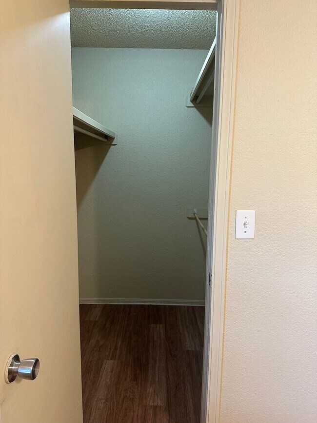 Building Photo - This duplex offers 3 spacious bedrooms, 2....
