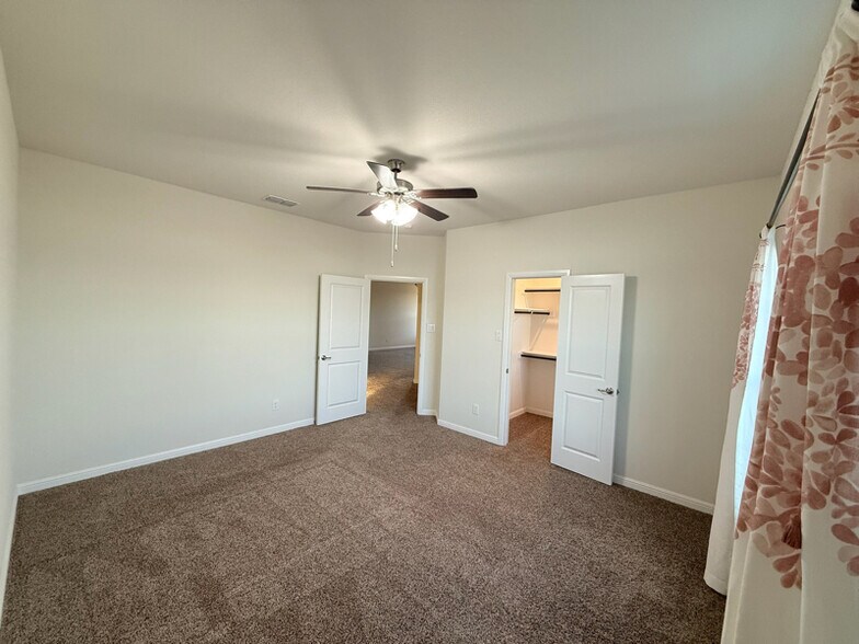 Building Photo - 565 Lindisfarne Ln