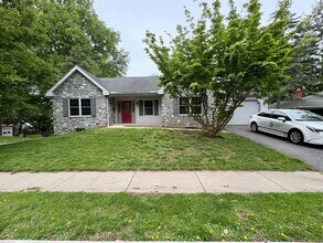 Building Photo - 3 Bedroom 2.5 Bathroom Home Available in Elizabethtown!