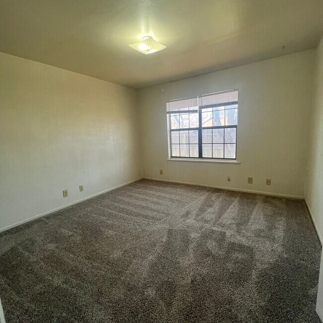 Building Photo - Small Town Living-Just A Short Drive From ...