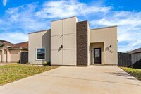 Building Photo - 905 Rotonda Ln