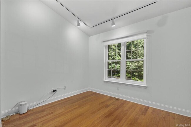 Building Photo - 611 Pondside Dr