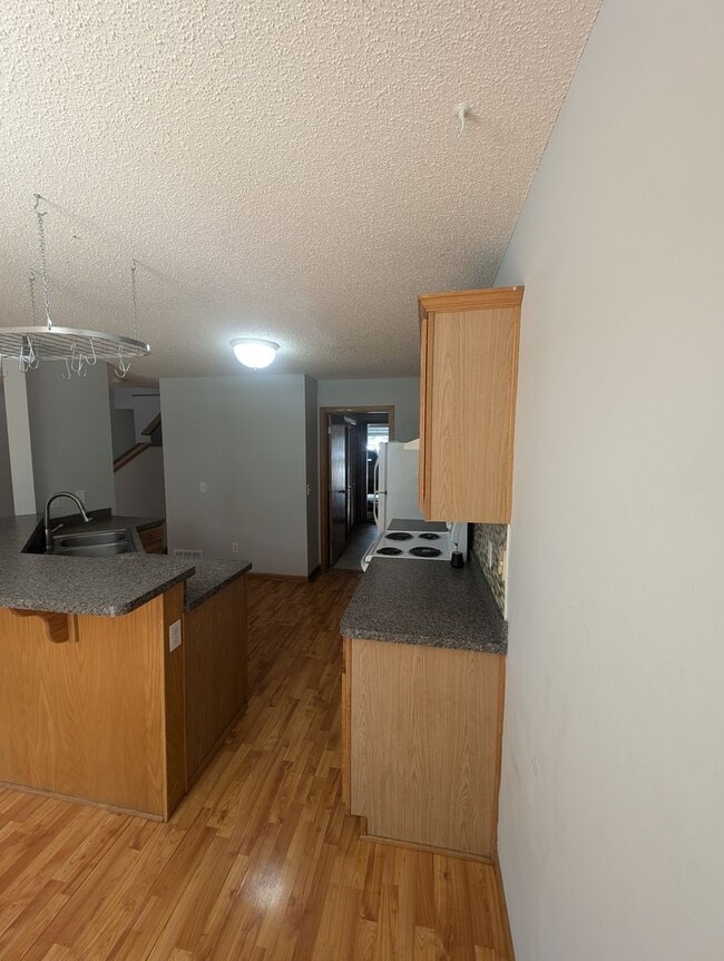 Building Photo - Updated 3BR Townhome in Eagan – Close to S...