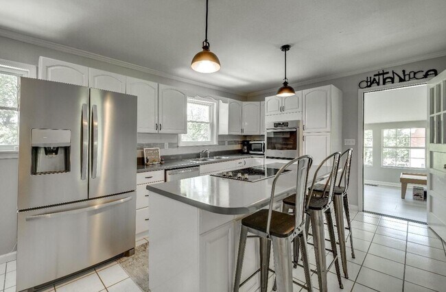 Building Photo - BEAUTIFUL 3 bedroom Lookout Valley home!