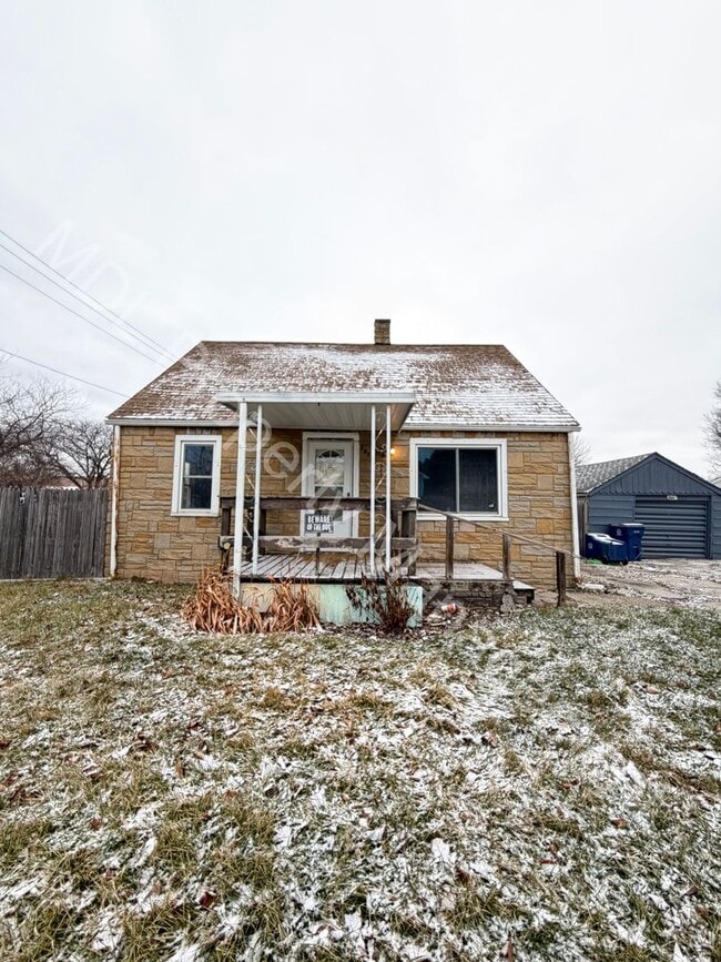 Building Photo - Adorable 2 Bedroom Home with 2nd Level and a Garage!!