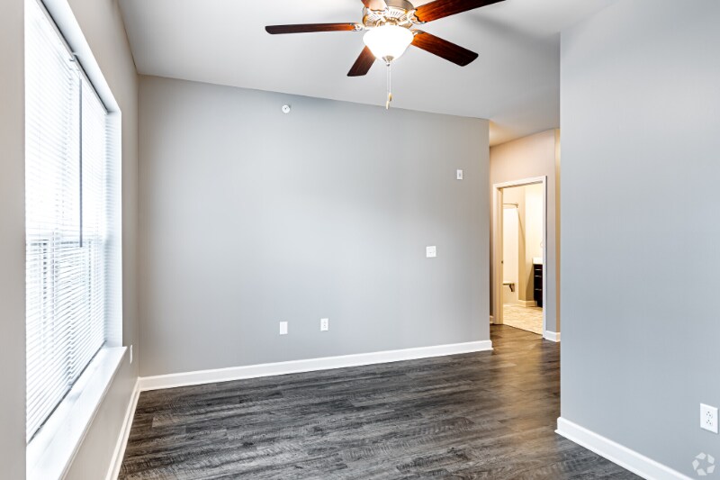 Building Photo - 802 N Main St