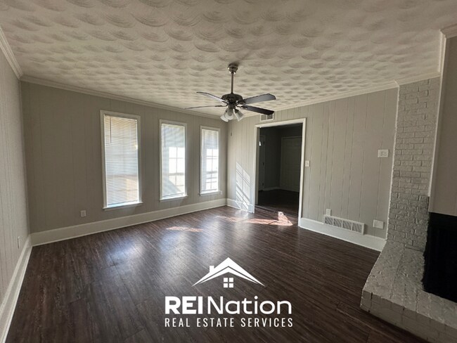 Building Photo - Spacious 4BR/2BA Memphis Rental with 2-Car Garage, Hardwood Floors & Fireplace
