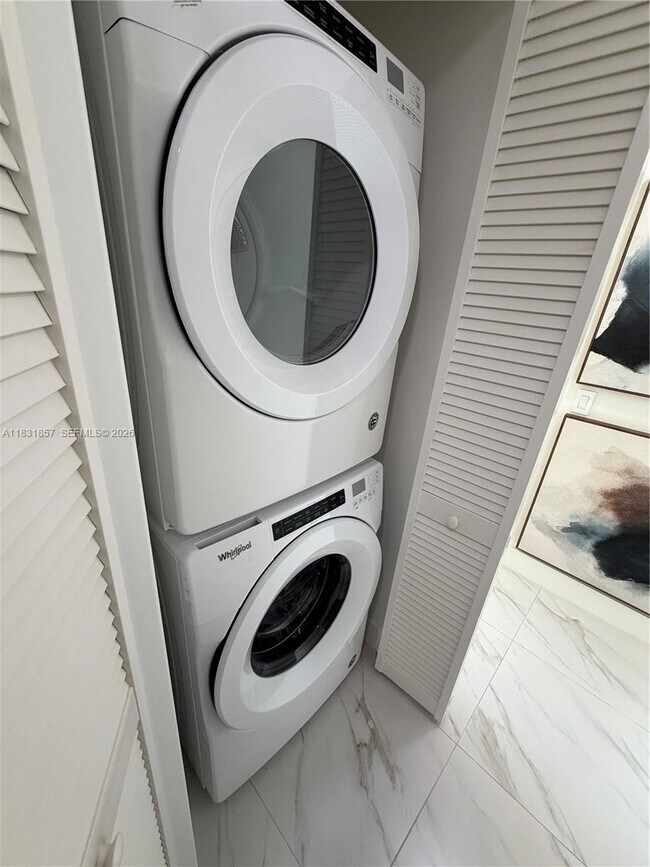 Building Photo - 2000 Metropica Wy