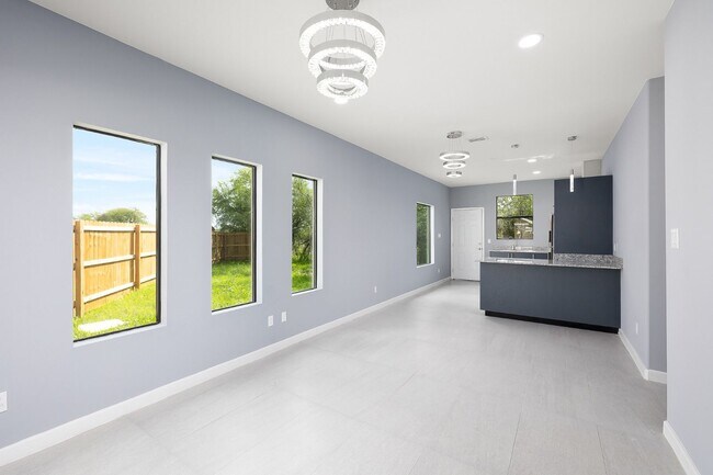 Building Photo - 810 S Michigan St