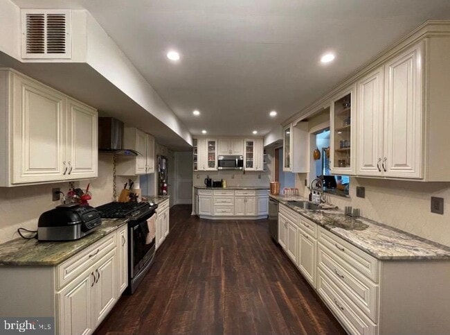 Building Photo - 2019 Chatham Dr