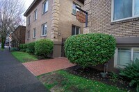 Building Photo - Close-in NE Daylight Basement Studio Ready Now!