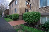 Building Photo - Close-in NE Daylight Basement Studio Ready...