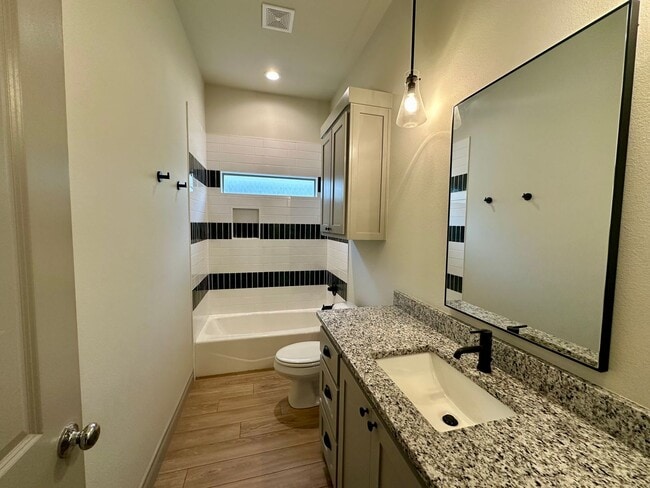Building Photo - Self Showing - Beautiful 4 Bed 2 Bath - Co...