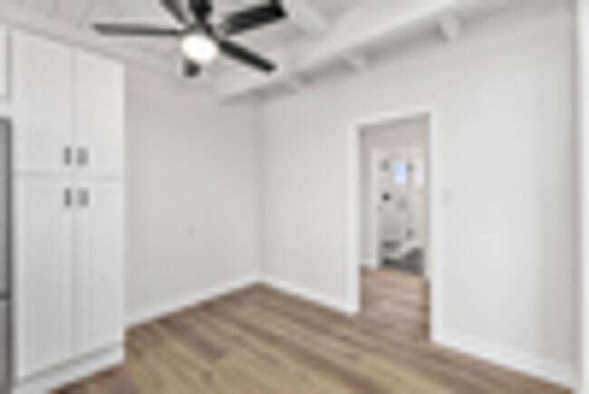 Building Photo - 303 S Ola Vista