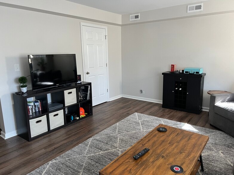 Living room - 6626 W Devon Ave