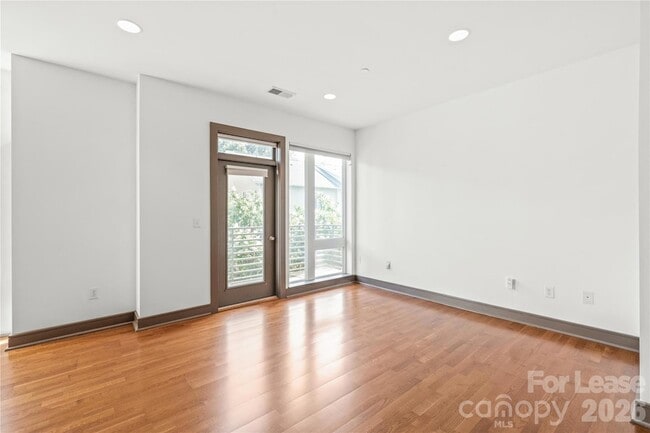 Building Photo - 2200 Lyndhurst Ave