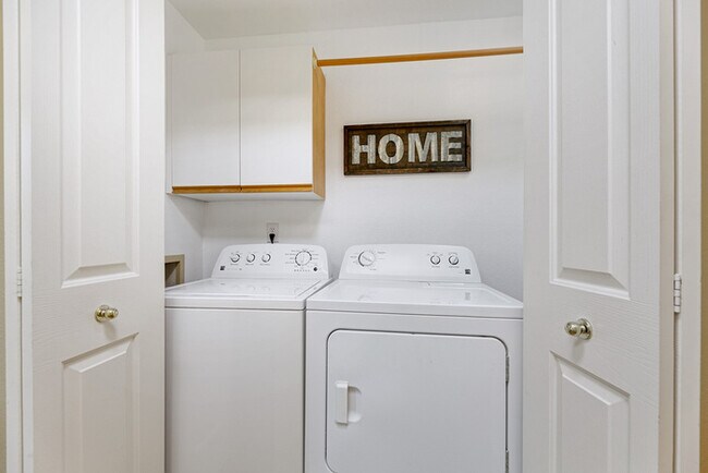 Building Photo - 3 Bed 2.5 Bath Townhome in Prime Boise Location!